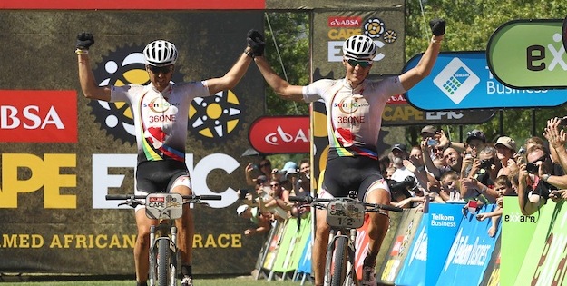 Sauser_Kulhavy_finish_stage4_acrossthecountry_mountainbike_xcm_by-Shaun-Roy