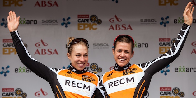 Annika-Langvad_Ariane-Kleinhans_podium_orange_acrossthcountry_mountainbike_by-Sportzpics
