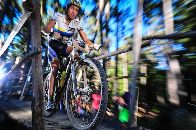  Simon-Stiebjahn_flashed_bridge_acrossthecountry_mountainbike_by-Sportograf