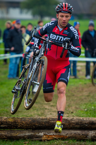 131117_SUI_Madiswil_CX_Men_Naef_obstacles_frontal_running_acrossthecountry_mountainbike_by_Kuestenbrueck
