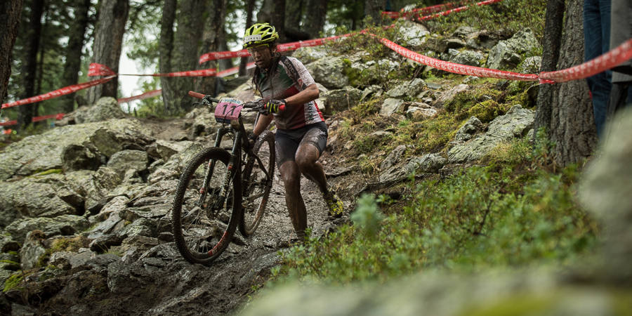 Ramona Forchini riskiert im nassen Downhill nichts und mach damit alles richtig. Foto: Lynn Sigel