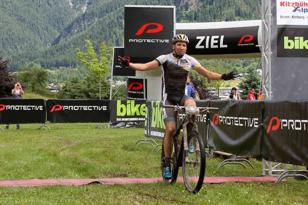  Simon Stiebjahn_finish_BikeFourPeaks_Etappe1_by Oliver Kraus